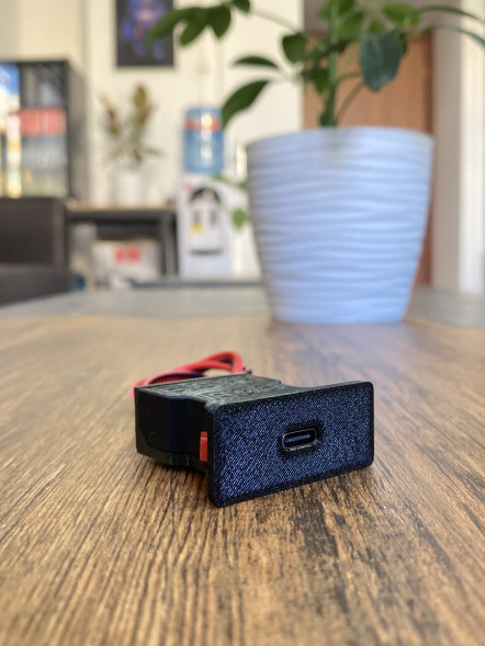 Блок зарядки USB-C 65W для BMW E36 в Мурманске