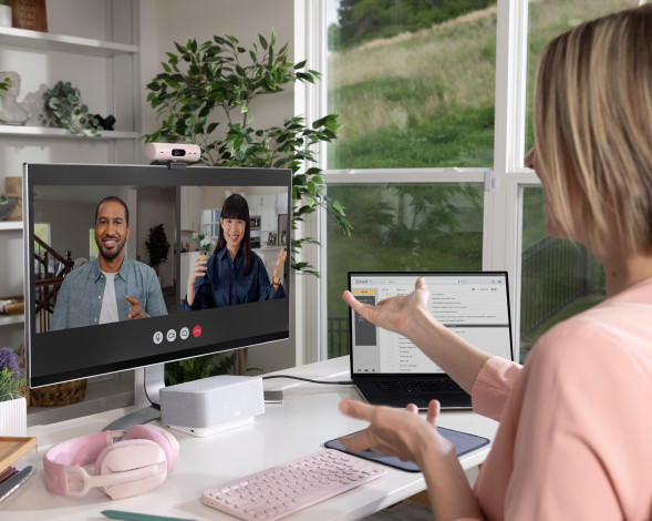 Веб-камера Logitech Brio 500, розовый в Мурманске